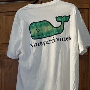 Vineyard Vines White Unisex T-shirt with football design. Size Large